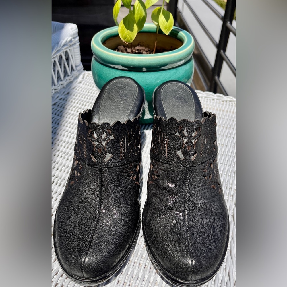Stand Tall!  NURTURE (NWOT, Size 8) Black Platform Clogs w/Cutouts
